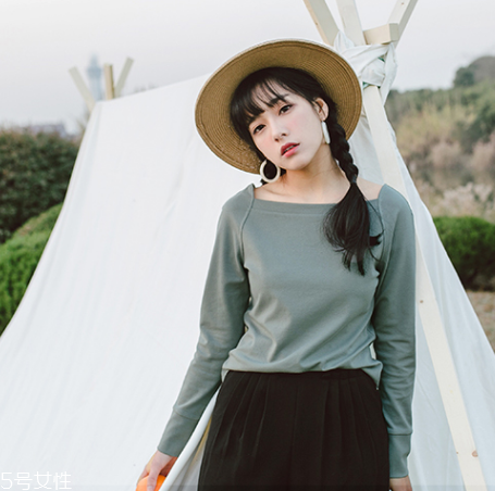 平胸穿什么衣服好看？性感的平胸穿搭