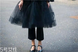 裙子搭配褲子好看嗎？打開時尚的新方式