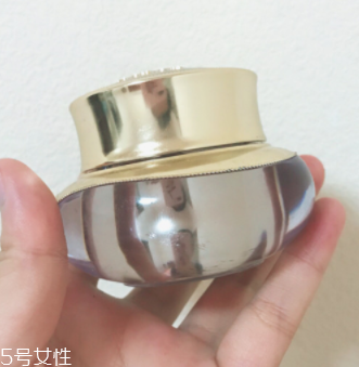 面霜可以當(dāng)眼霜嗎？年輕肌膚可以少量用