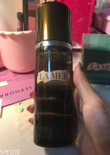 海藍(lán)之謎精萃液跟爽膚水有什么區(qū)別？用于爽膚水之后