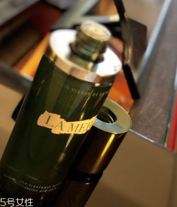 海藍(lán)之謎精萃液跟爽膚水有什么區(qū)別？用于爽膚水之后