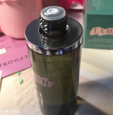 海藍(lán)之謎精萃液跟爽膚水有什么區(qū)別？用于爽膚水之后