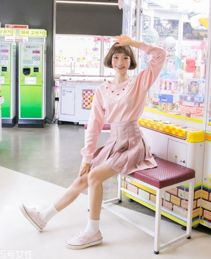 粉色短裙配什么鞋子？少女感爆棚穿搭
