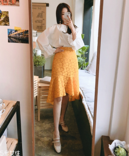 蕾絲半身裙配什么上衣好看？瞬間氣質(zhì)脫俗