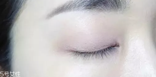 紫色眼影配什么口紅？配少女粉堪稱完美