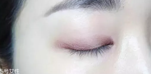 紫色眼影配什么口紅？配少女粉堪稱完美