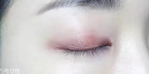 紫色眼影配什么口紅？配少女粉堪稱完美