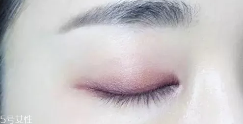 紫色眼影配什么口紅？配少女粉堪稱完美