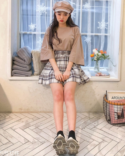 格子百褶裙配什么上衣？美翻整個(gè)春夏