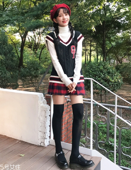 格子百褶裙配什么上衣？美翻整個(gè)春夏