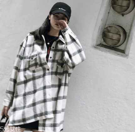 襯衫里面要穿衣服嗎？要看襯衫的面料顏色