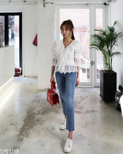 白色蕾絲上衣怎么搭配？女人味盡顯