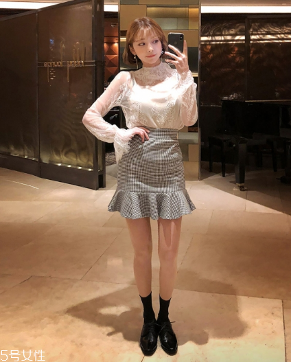 白色蕾絲上衣怎么搭配？女人味盡顯