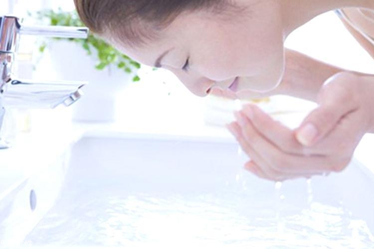 為什么油皮會(huì)變成干皮？三個(gè)油皮護(hù)膚誤區(qū)