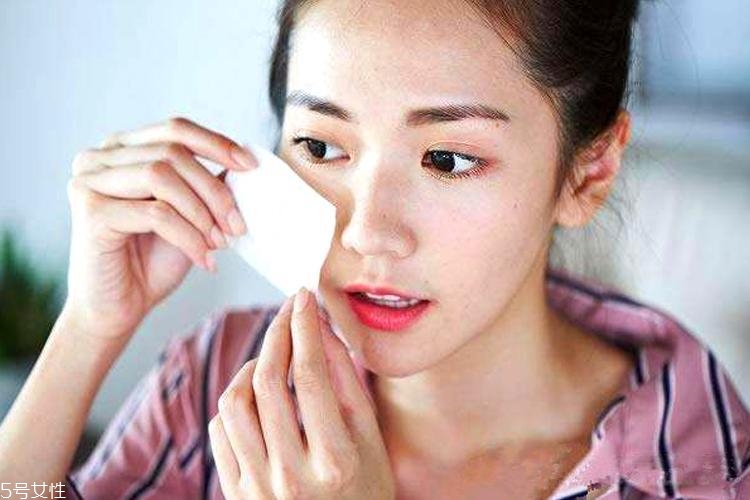 為什么油皮會(huì)變成干皮？三個(gè)油皮護(hù)膚誤區(qū)