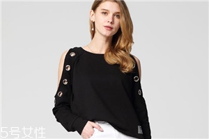 露肩上衣怎么搭配？屬于春天的小性感