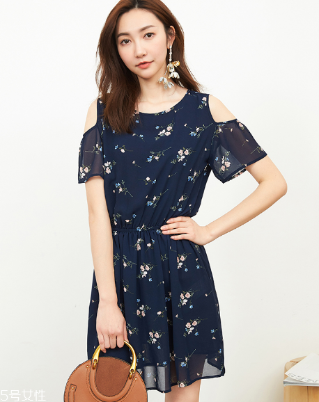 露肩上衣怎么搭配？屬于春天的小性感