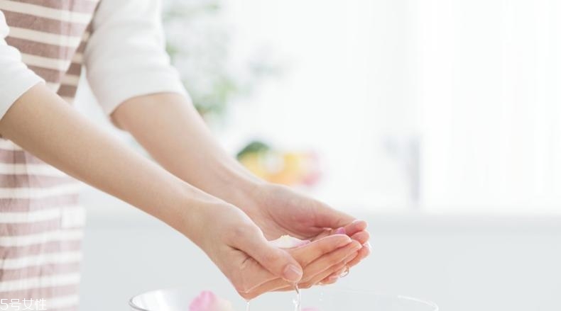 洗面奶洗后緊繃怎么回事？這6招讓你春季洗臉不拔干