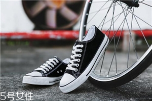 帆布鞋可以水洗嗎？帆布鞋應(yīng)該這樣洗