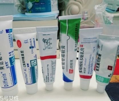 阿達(dá)帕林凝膠含激素嗎？