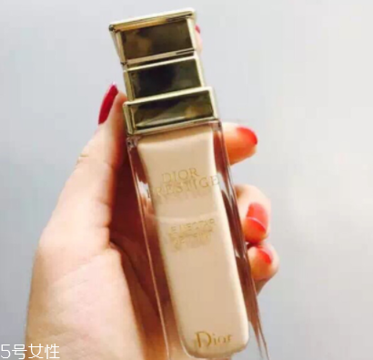 迪奧花蜜粉底液好用嗎？霧面美顏效果