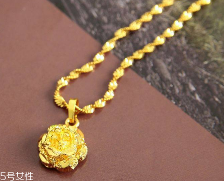 泡溫泉可以戴金項(xiàng)鏈嗎？泡溫泉最好別佩戴飾品