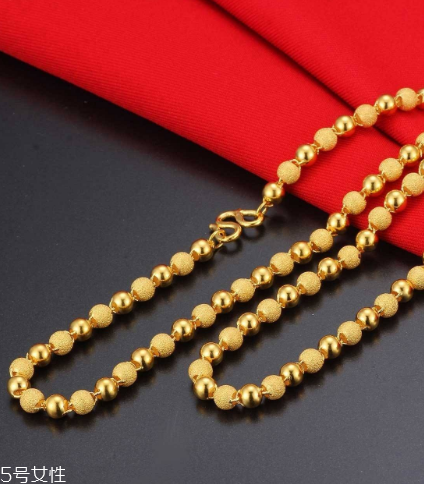泡溫泉可以戴金項(xiàng)鏈嗎？泡溫泉最好別佩戴飾品
