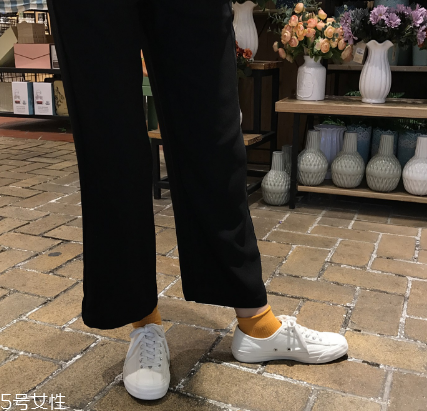 帆布鞋的白邊怎么刷才能白？白邊發(fā)黃這樣洗