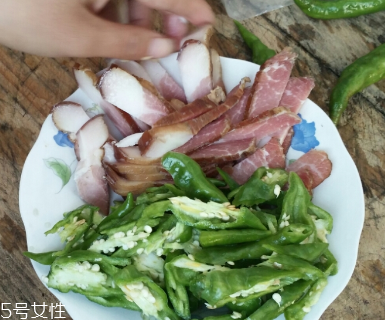 煙熏臘肉是熟的嗎？是生肉腌制的