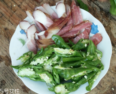 煙熏臘肉是熟的嗎？是生肉腌制的