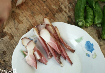 煙熏臘肉是熟的嗎？是生肉腌制的
