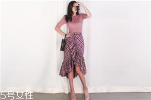 格子裙搭配什么上衣？俏皮少女范兒