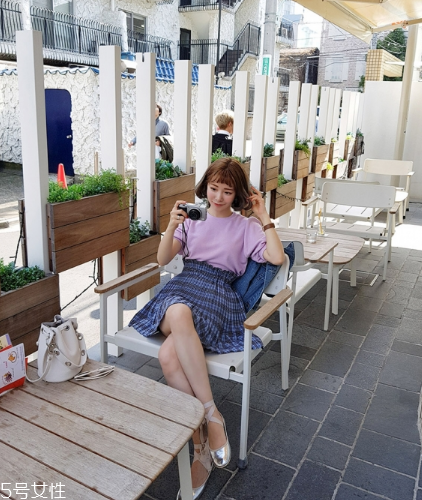 格子裙搭配什么上衣？俏皮少女范兒