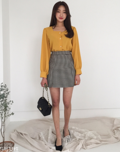 格子裙搭配什么上衣？俏皮少女范兒