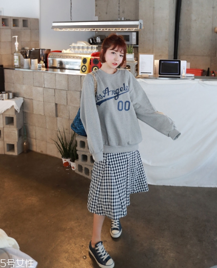格子裙搭配什么上衣？俏皮少女范兒
