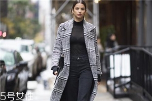 黑色打底衫怎么配衣服？時尚界的常青單品