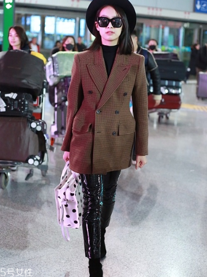 黑色打底衫怎么配衣服？時尚界的常青單品