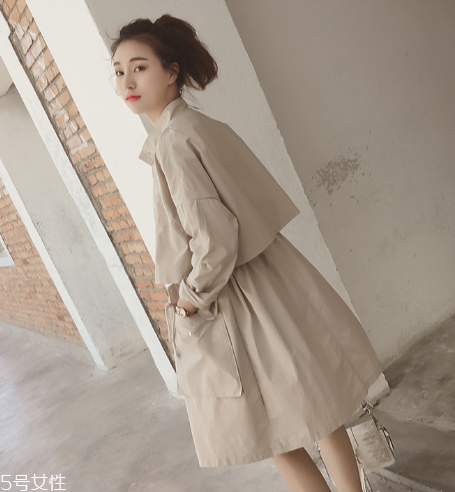 今年流行什么樣的風衣？這幾款少女感十足