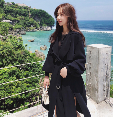 今年流行什么樣的風衣？這幾款少女感十足