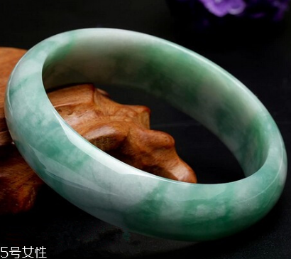玉手鐲有裂紋還能戴嗎？玉石專家告訴你答案