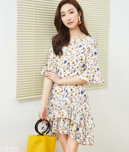 碎花衣服怎么搭配？美上天的秘密武器