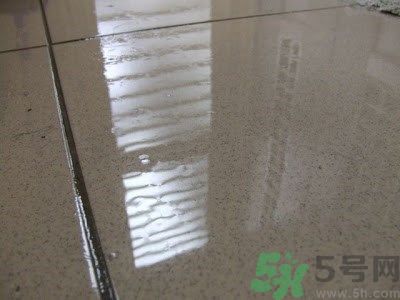 家里地板返潮怎么辦？墻上流水是怎么回事？