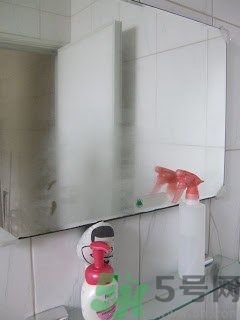家里地板返潮怎么辦？墻上流水是怎么回事？