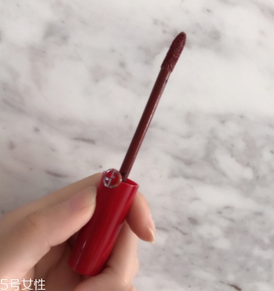 阿瑪尼紅管唇釉200是什么顏色？阿瑪尼紅管200唇部試色