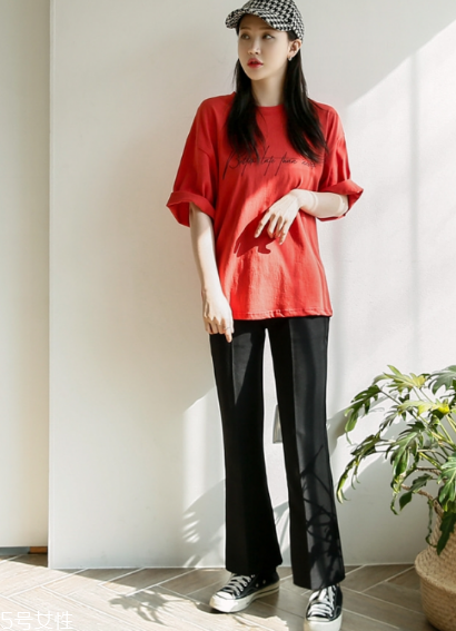 紅色t恤衫配什么褲子？紅色t恤這樣搭配褲子