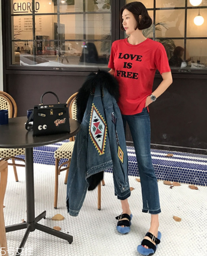 紅色t恤衫配什么褲子？紅色t恤這樣搭配褲子