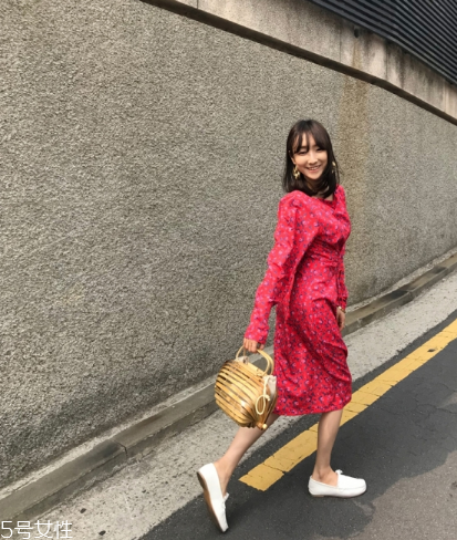 紅色連衣裙配什么鞋子好看？紅色連衣裙搭配鞋子示范