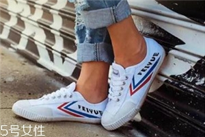 小白鞋前面擠腳怎么辦？小白鞋前面擠腳解決方法