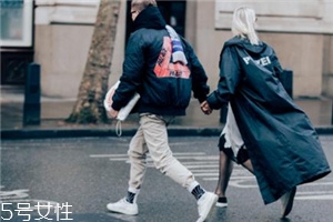 小白鞋染了黑色怎么辦？小白鞋染了黑色清洗方法