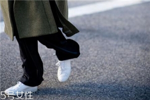 小白鞋有折痕怎么辦？小白鞋上的折痕消除方法